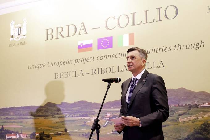 Predsednik Republike Slovenije Borut Pahor se je na Gradu Dobrovo udeležil odkritja spominske plošče ob 100-letnici rojstva Zvonimirja Simčiča